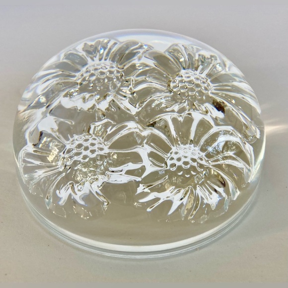 Lead Crystal Daisy Paperweight, Cristal D’Arques, France - Picture 1 of 3